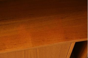 デンマークビンテージ　小振りなサイズが取り入れやすいチーク材製キャビネット(本棚、ブックシェルフ、飾り棚、収納棚、戸棚、ヴィンテージ、北欧)(R-065909)