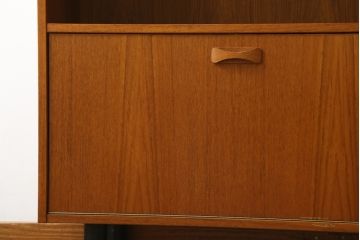 デンマークビンテージ　小振りなサイズが取り入れやすいチーク材製キャビネット(本棚、ブックシェルフ、飾り棚、収納棚、戸棚、ヴィンテージ、北欧)(R-065909)