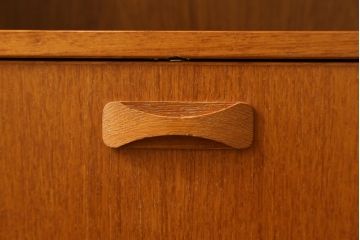 デンマークビンテージ　小振りなサイズが取り入れやすいチーク材製キャビネット(本棚、ブックシェルフ、飾り棚、収納棚、戸棚、ヴィンテージ、北欧)(R-065909)