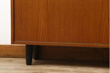 デンマークビンテージ　小振りなサイズが取り入れやすいチーク材製キャビネット(本棚、ブックシェルフ、飾り棚、収納棚、戸棚、ヴィンテージ、北欧)(R-065909)