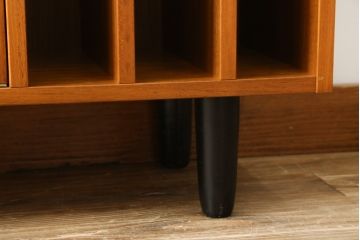 デンマークビンテージ　小振りなサイズが取り入れやすいチーク材製キャビネット(本棚、ブックシェルフ、飾り棚、収納棚、戸棚、ヴィンテージ、北欧)(R-065909)