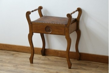 イギリスアンティーク　本革(レザー)　ちょっとした収納付きが便利!!優美な佇まいが美しいスツール　(R-065918)