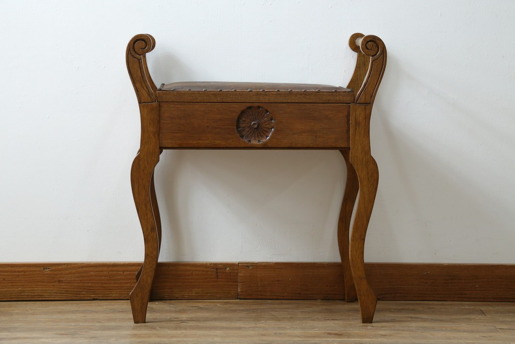 イギリスアンティーク　本革(レザー)　ちょっとした収納付きが便利!!優美な佇まいが美しいスツール　(R-065918)