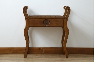 イギリスアンティーク　本革(レザー)　ちょっとした収納付きが便利!!優美な佇まいが美しいスツール　(R-065918)