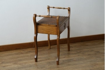 イギリスアンティーク　本革(レザー)　ちょっとした収納付きが便利!!優美な佇まいが美しいスツール　(R-065918)