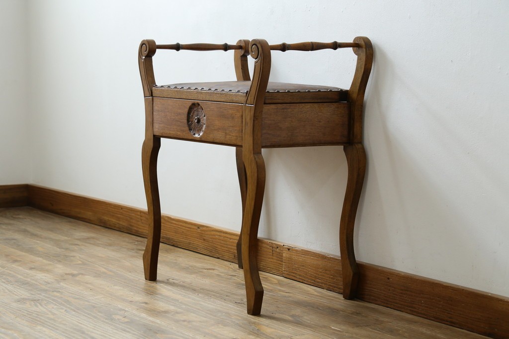 イギリスアンティーク　本革(レザー)　ちょっとした収納付きが便利!!優美な佇まいが美しいスツール　(R-065918)