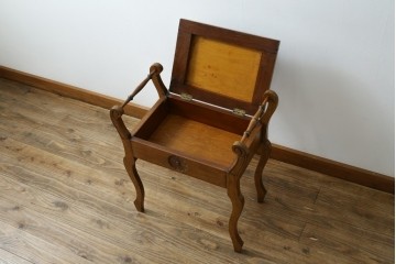 イギリスアンティーク　本革(レザー)　ちょっとした収納付きが便利!!優美な佇まいが美しいスツール　(R-065918)