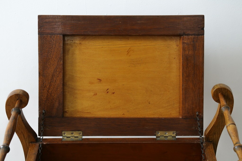 イギリスアンティーク　本革(レザー)　ちょっとした収納付きが便利!!優美な佇まいが美しいスツール　(R-065918)