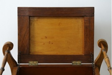 イギリスアンティーク　本革(レザー)　ちょっとした収納付きが便利!!優美な佇まいが美しいスツール　(R-065918)