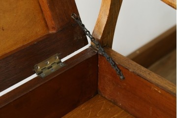 イギリスアンティーク　本革(レザー)　ちょっとした収納付きが便利!!優美な佇まいが美しいスツール　(R-065918)