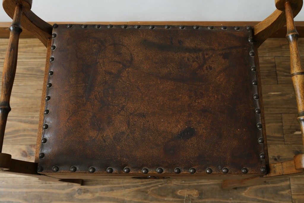 イギリスアンティーク　本革(レザー)　ちょっとした収納付きが便利!!優美な佇まいが美しいスツール　(R-065918)