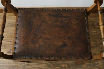 イギリスアンティーク　本革(レザー)　ちょっとした収納付きが便利!!優美な佇まいが美しいスツール　(R-065918)