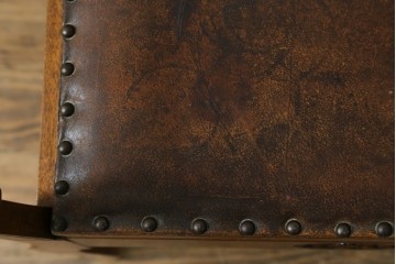 イギリスアンティーク　本革(レザー)　ちょっとした収納付きが便利!!優美な佇まいが美しいスツール　(R-065918)