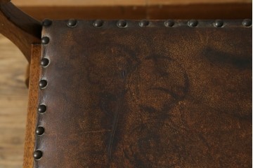 イギリスアンティーク　本革(レザー)　ちょっとした収納付きが便利!!優美な佇まいが美しいスツール　(R-065918)