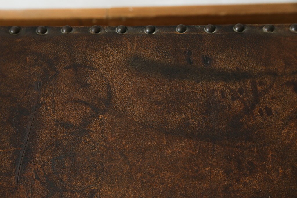 イギリスアンティーク　本革(レザー)　ちょっとした収納付きが便利!!優美な佇まいが美しいスツール　(R-065918)