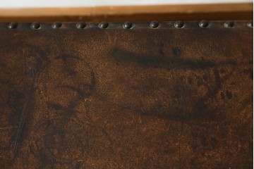 イギリスアンティーク　本革(レザー)　ちょっとした収納付きが便利!!優美な佇まいが美しいスツール　(R-065918)