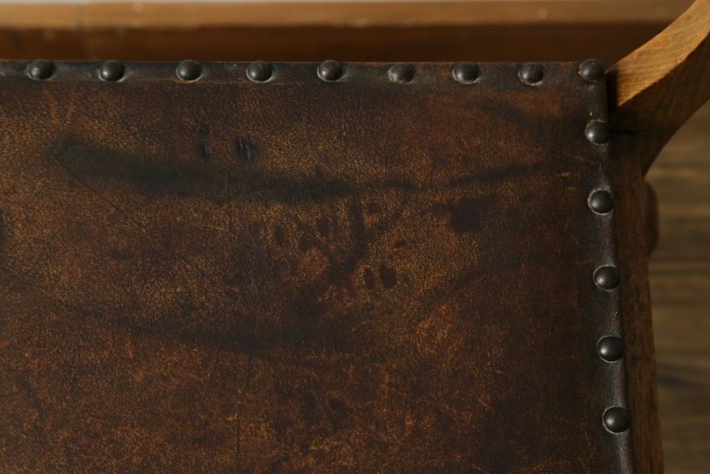 イギリスアンティーク　本革(レザー)　ちょっとした収納付きが便利!!優美な佇まいが美しいスツール　(R-065918)