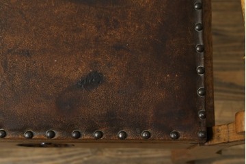 イギリスアンティーク　本革(レザー)　ちょっとした収納付きが便利!!優美な佇まいが美しいスツール　(R-065918)