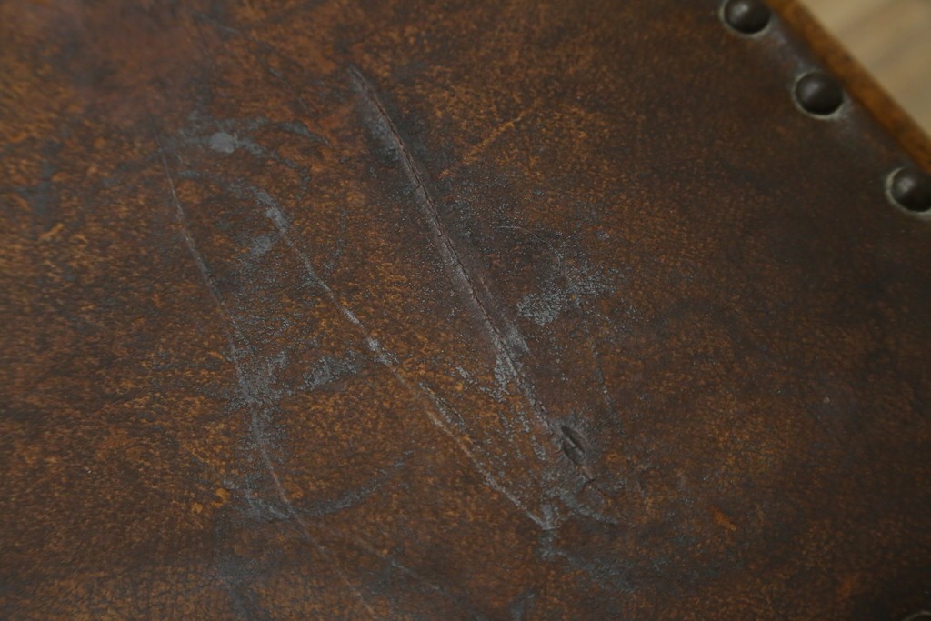 イギリスアンティーク　本革(レザー)　ちょっとした収納付きが便利!!優美な佇まいが美しいスツール　(R-065918)