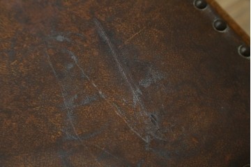 イギリスアンティーク　本革(レザー)　ちょっとした収納付きが便利!!優美な佇まいが美しいスツール　(R-065918)