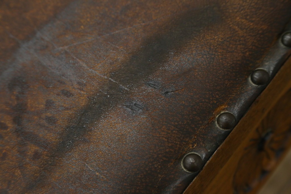 イギリスアンティーク　本革(レザー)　ちょっとした収納付きが便利!!優美な佇まいが美しいスツール　(R-065918)