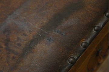 イギリスアンティーク　本革(レザー)　ちょっとした収納付きが便利!!優美な佇まいが美しいスツール　(R-065918)