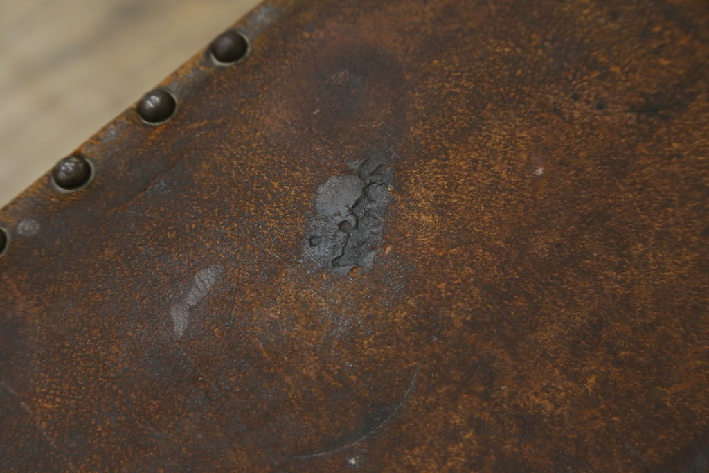 イギリスアンティーク　本革(レザー)　ちょっとした収納付きが便利!!優美な佇まいが美しいスツール　(R-065918)