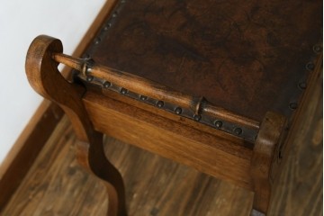 イギリスアンティーク　本革(レザー)　ちょっとした収納付きが便利!!優美な佇まいが美しいスツール　(R-065918)