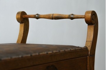 イギリスアンティーク　本革(レザー)　ちょっとした収納付きが便利!!優美な佇まいが美しいスツール　(R-065918)