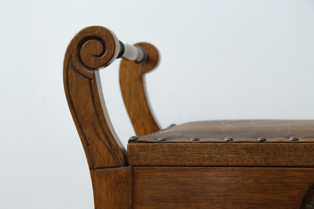 イギリスアンティーク　本革(レザー)　ちょっとした収納付きが便利!!優美な佇まいが美しいスツール　(R-065918)