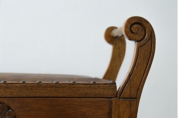 イギリスアンティーク　本革(レザー)　ちょっとした収納付きが便利!!優美な佇まいが美しいスツール　(R-065918)