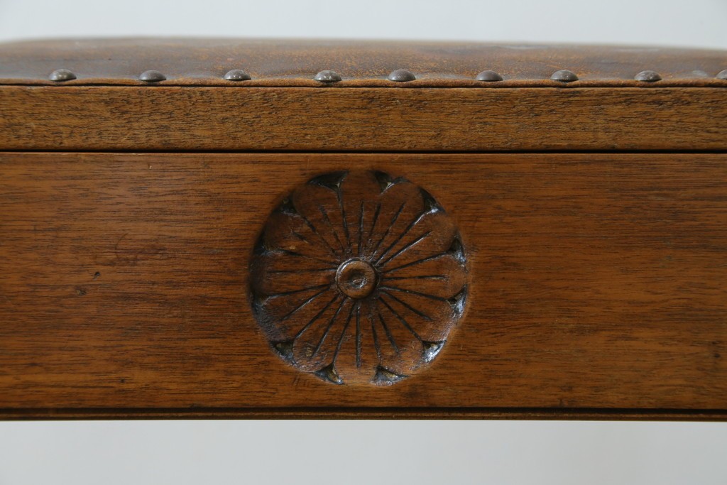 イギリスアンティーク　本革(レザー)　ちょっとした収納付きが便利!!優美な佇まいが美しいスツール　(R-065918)