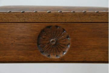 イギリスアンティーク　本革(レザー)　ちょっとした収納付きが便利!!優美な佇まいが美しいスツール　(R-065918)