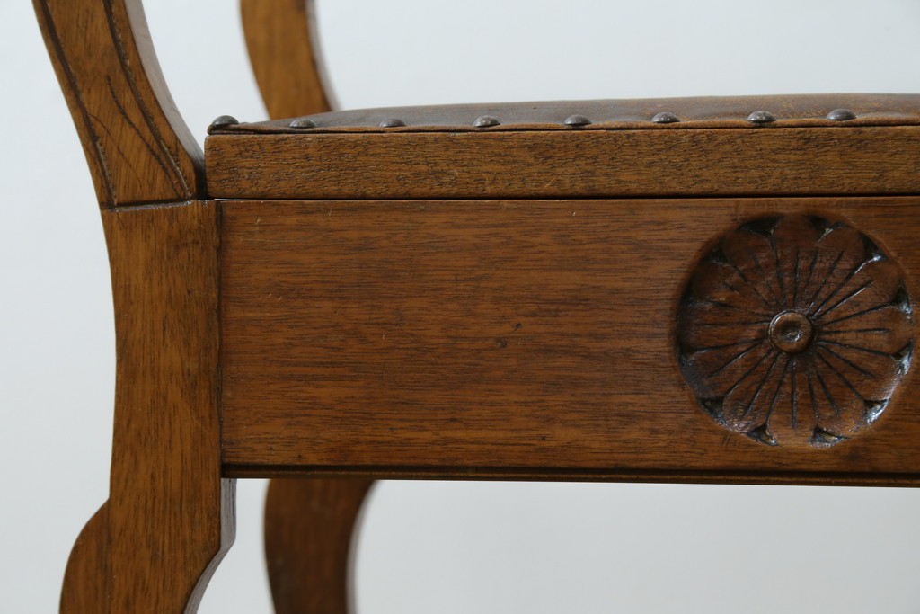 イギリスアンティーク　本革(レザー)　ちょっとした収納付きが便利!!優美な佇まいが美しいスツール　(R-065918)