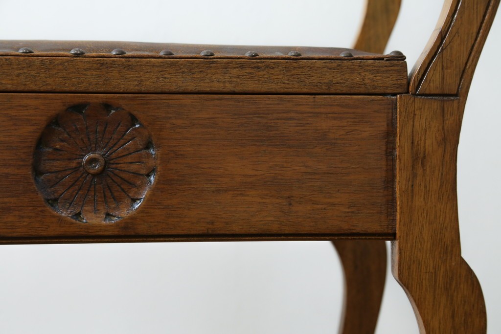 イギリスアンティーク　本革(レザー)　ちょっとした収納付きが便利!!優美な佇まいが美しいスツール　(R-065918)