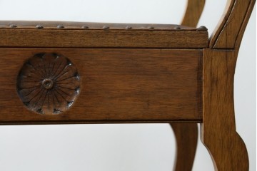 イギリスアンティーク　本革(レザー)　ちょっとした収納付きが便利!!優美な佇まいが美しいスツール　(R-065918)