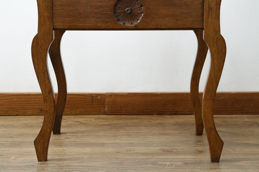 イギリスアンティーク　本革(レザー)　ちょっとした収納付きが便利!!優美な佇まいが美しいスツール　(R-065918)