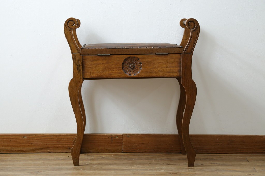 イギリスアンティーク　本革(レザー)　ちょっとした収納付きが便利!!優美な佇まいが美しいスツール　(R-065918)