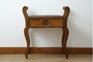 イギリスアンティーク　本革(レザー)　ちょっとした収納付きが便利!!優美な佇まいが美しいスツール　(R-065918)