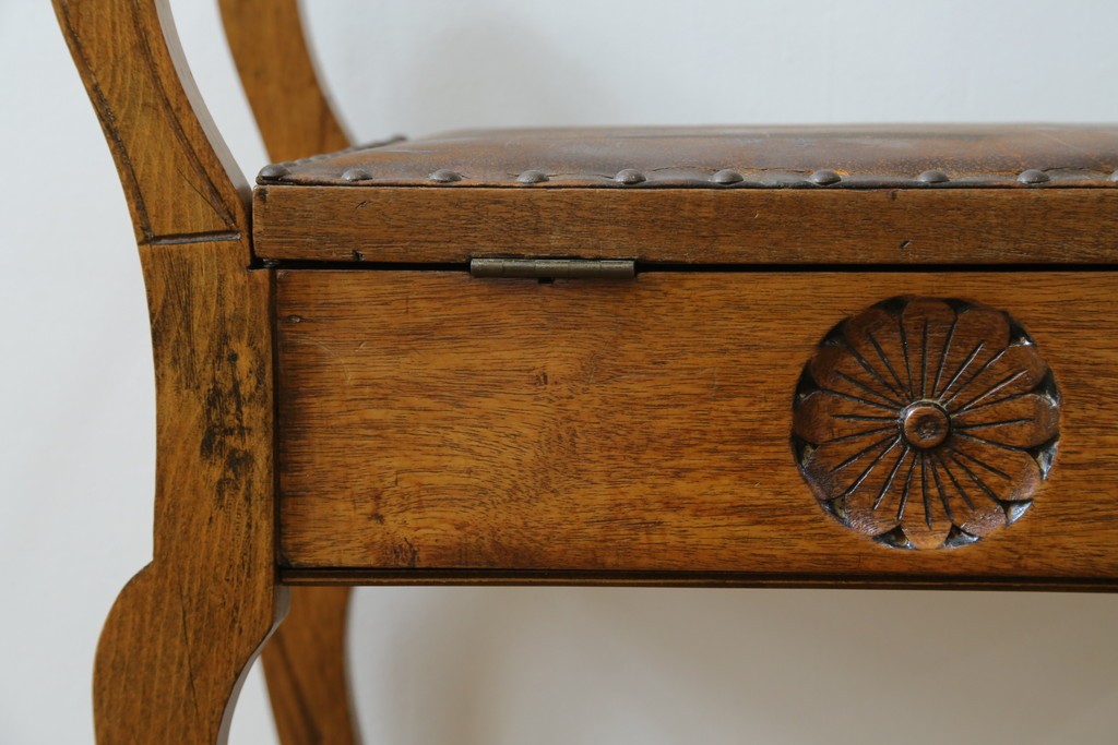 イギリスアンティーク　本革(レザー)　ちょっとした収納付きが便利!!優美な佇まいが美しいスツール　(R-065918)