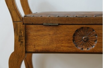 イギリスアンティーク　本革(レザー)　ちょっとした収納付きが便利!!優美な佇まいが美しいスツール　(R-065918)