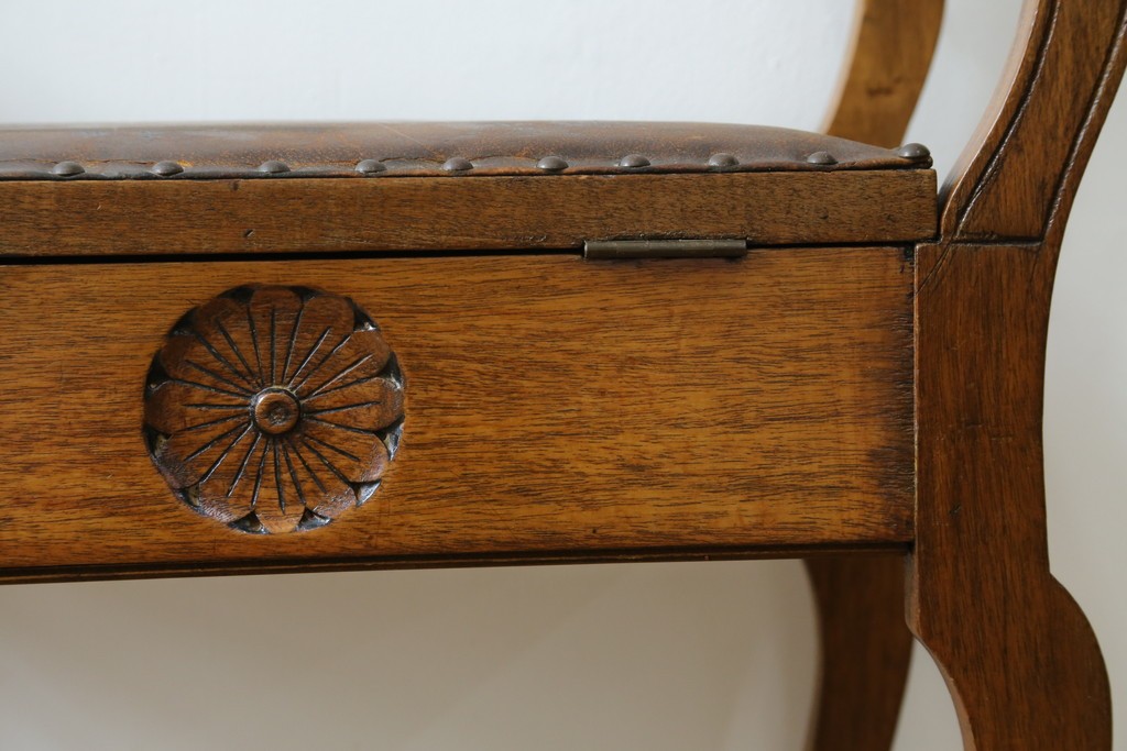 イギリスアンティーク　本革(レザー)　ちょっとした収納付きが便利!!優美な佇まいが美しいスツール　(R-065918)