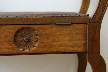 イギリスアンティーク　本革(レザー)　ちょっとした収納付きが便利!!優美な佇まいが美しいスツール　(R-065918)