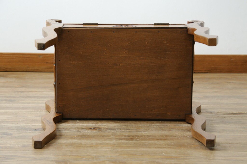 イギリスアンティーク　本革(レザー)　ちょっとした収納付きが便利!!優美な佇まいが美しいスツール　(R-065918)