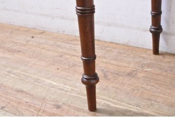 イギリスアンティーク　ウォールナット材　天板一枚板　クラシカルなデザインがお洒落!!上蓋開きの収納付きサイドテーブル(コンソールテーブル、サイドデスク、平机、在宅用、在宅ワーク用、ワークデスク、英国)(R-065920)