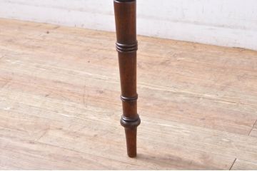 イギリスアンティーク　ウォールナット材　天板一枚板　クラシカルなデザインがお洒落!!上蓋開きの収納付きサイドテーブル(コンソールテーブル、サイドデスク、平机、在宅用、在宅ワーク用、ワークデスク、英国)(R-065920)