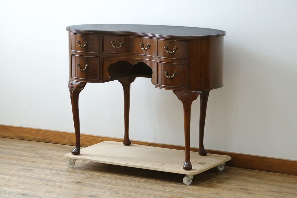 イギリスアンティーク　ウォールナット材　猫脚　程良く小振りなサイズが取り入れやすい!!気品溢れる佇まいのキドニーデスク　(R-065922)