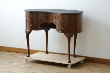 イギリスアンティーク　ウォールナット材　猫脚　程良く小振りなサイズが取り入れやすい!!気品溢れる佇まいのキドニーデスク　(R-065922)