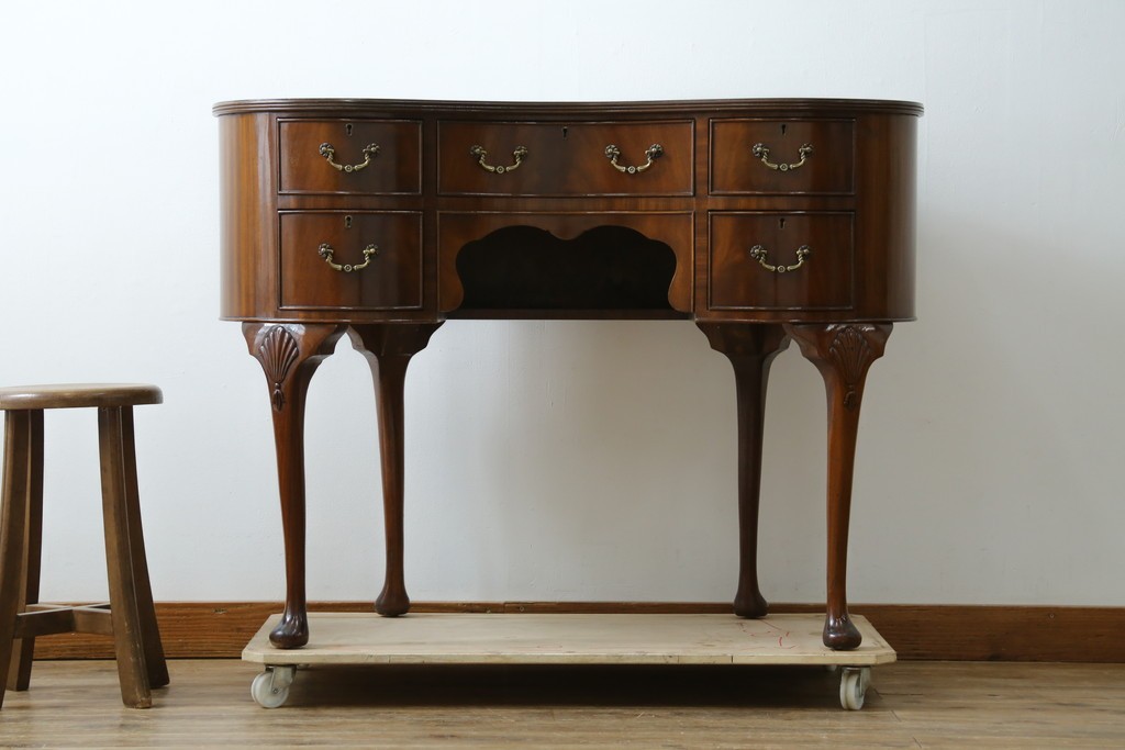 イギリスアンティーク　ウォールナット材　猫脚　程良く小振りなサイズが取り入れやすい!!気品溢れる佇まいのキドニーデスク　(R-065922)