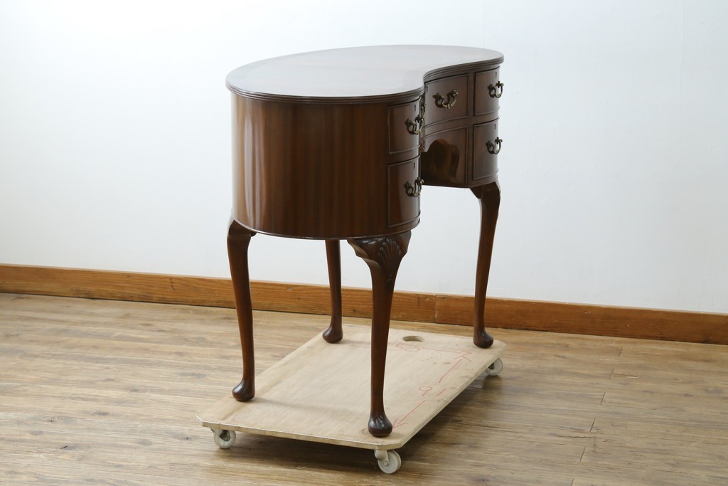 イギリスアンティーク　ウォールナット材　猫脚　程良く小振りなサイズが取り入れやすい!!気品溢れる佇まいのキドニーデスク　(R-065922)